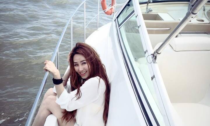 Ngân Khánh mặc bikini gợi cảm quay phim trên du thuyền