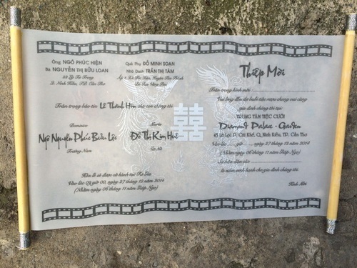 Lộ thiệp cưới như tấm