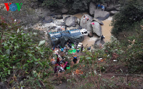 Xe tải chở hoa quả lao xuống vực vì sương mù dày đặc