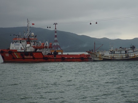 Việt Nam cứu tàu cá và ngư dân Trung Quốc gặp nạn