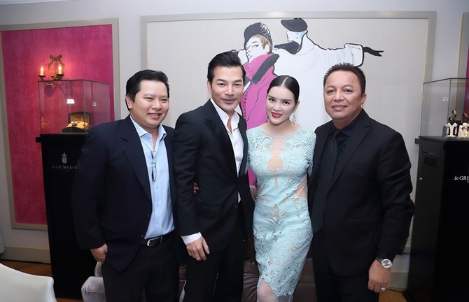 Lý Nhã Kỳ tặng quà độc cho Trần Bảo Sơn trong tiệc Giáng sinh