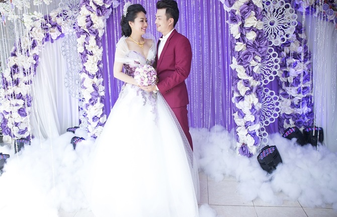 Lê Khánh thay 2 bộ váy hoành tráng trong tiệc cưới