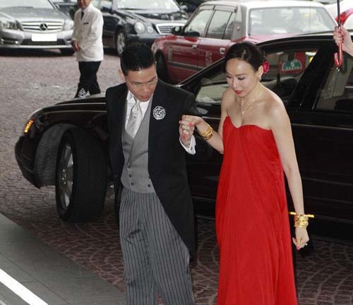 Vợ tài tử Hồng Kông đeo chi chít vàng trong ngày cưới