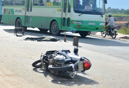 Xe máy đấu đầu xe tải, 2 người thương vong