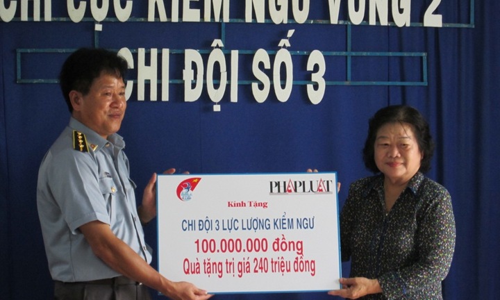 Tặng 700 triệu đồng cho Kiểm ngư và Cảnh sát biển Vùng 2