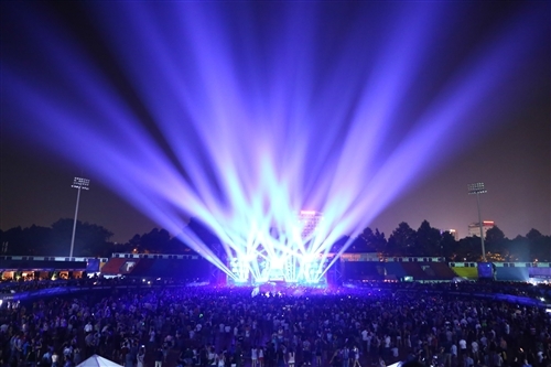 DJ Hardwell “bùng cháy” cùng người hâm mộ Việt