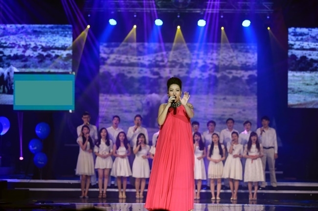 Thu Minh bầu 5 tháng vẫn hát, nhảy trên sân khấu