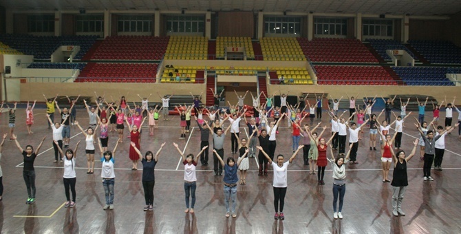 Hơn 200 vũ công mở màn Bước nhảy hoàn vũ 2015