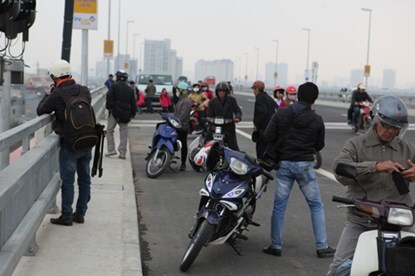 Hết hồn với những pha chụp ảnh của người dân trên cầu Nhật Tân