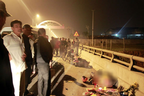 Hai cha con bỏ mạng dưới gầm xe tải ngày cận Tết