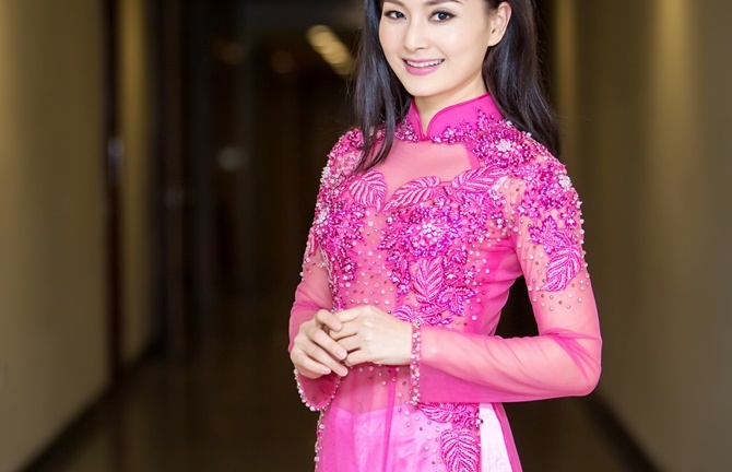 Lan Phương hào hứng diện áo dài tham gia Gala Cười