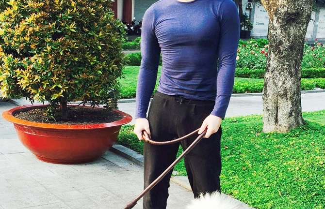 Nathan Lee trẻ trung dắt cún cưng đi dạo ngày xuân