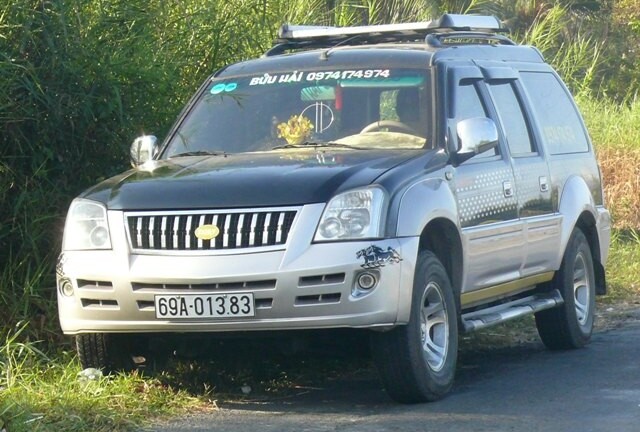 Hàng chục người dân truy đuổi xe ô tô nghi gây tai nạn