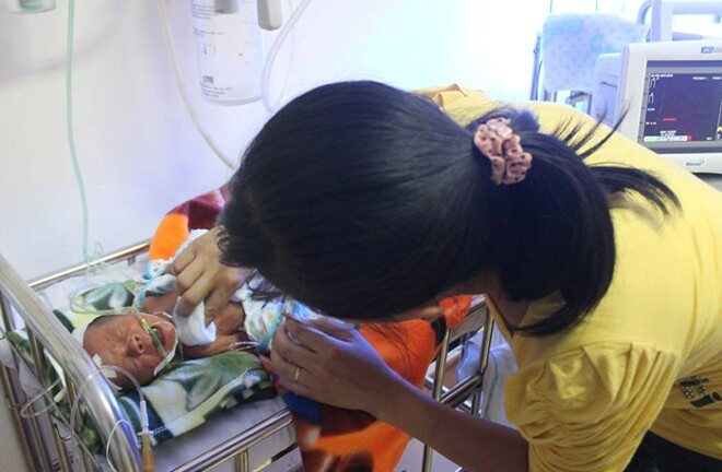 Mẹ 9x đẻ rơi con 7 tháng tuổi xuống hố nhà vệ sinh