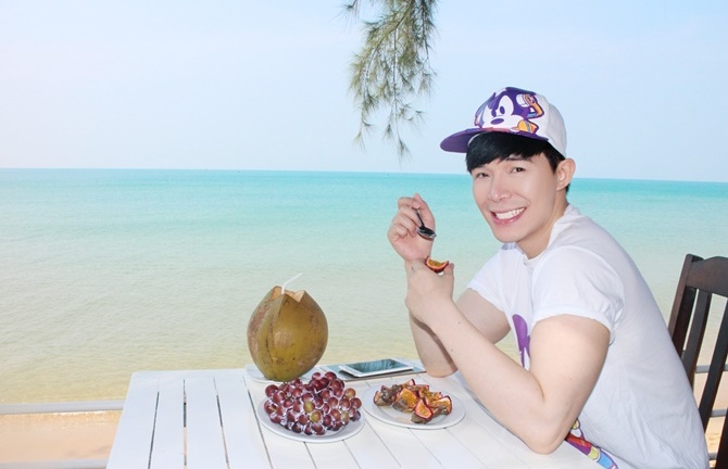 Nathan Lee xì tin khoe resort triệu đô