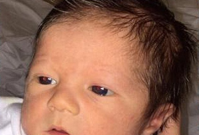 Shakira lần đầu khoe con trai 1 tuần tuổi với trung vệ Piqué