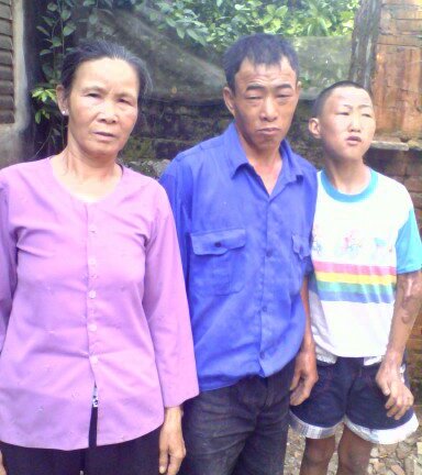 Gia cảnh cơ cực của hai cụ già 10 năm xích chân con