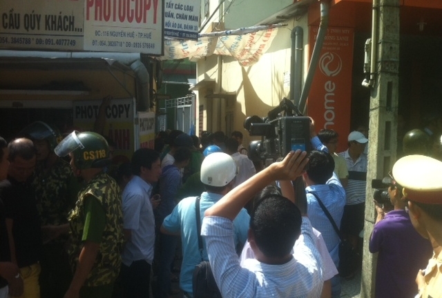 Được giải cứu khỏi tay kẻ cuồng yêu, cô gái vẫn đang hoảng loạn