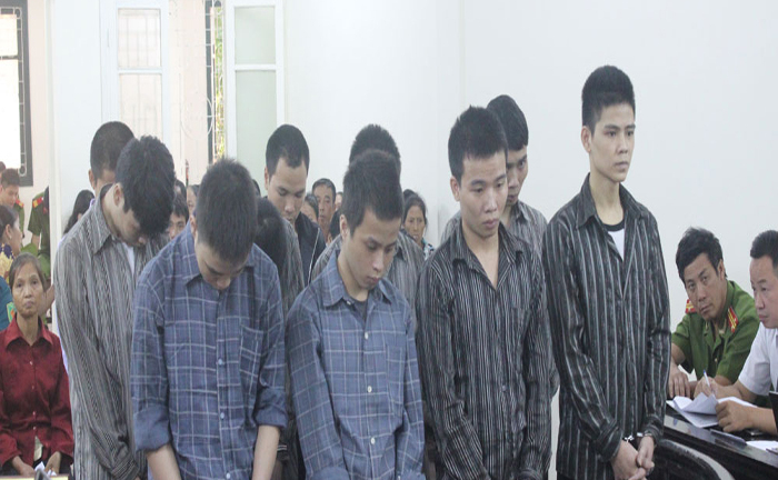 Bé gái 15 tuổi bị nhóm trai làng hiếp dâm tập thể nhiều lần