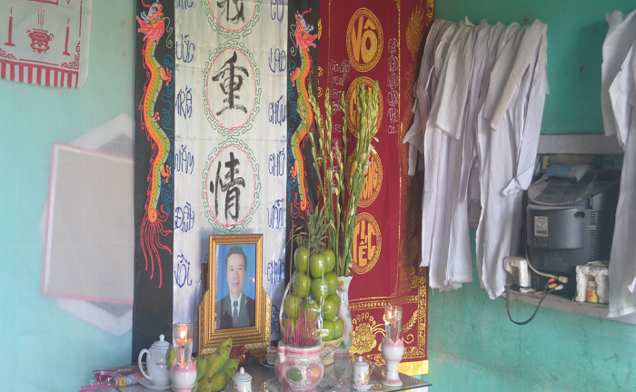 Bị giang hồ siết nợ, hai vợ chồng tự tử trước mộ gia tiên