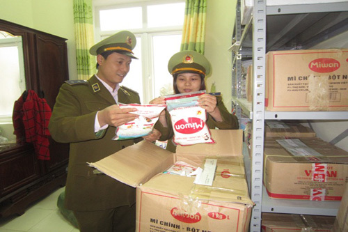 Thanh Hóa: Phát hiện 1,8 tạ mỳ chính và 360 chai rượu ngoại giả 