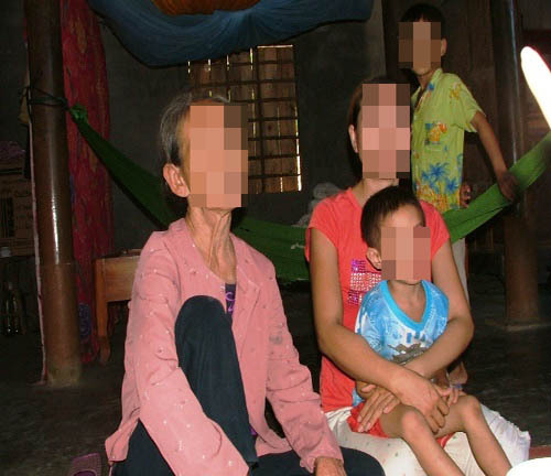 Nước mắt người mẹ dứt ruột bỏ rơi con ở bên kia biên giới