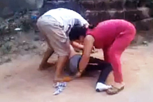 Xé quần áo tình địch đánh ghen, “tiện thể” cướp tiền vàng