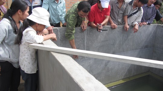 Phát hiện hai học sinh lớp 4 chết ôm nhau trong bể nước