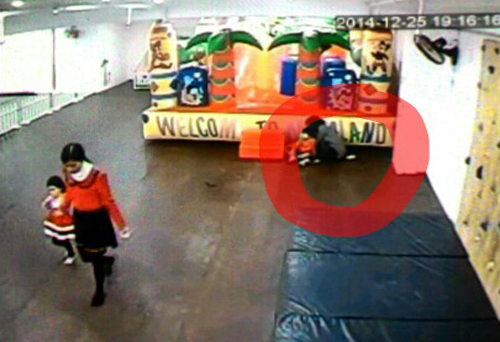 Một phụ nữ rơi điện thoại, bị “hôi của” ngay lập tức