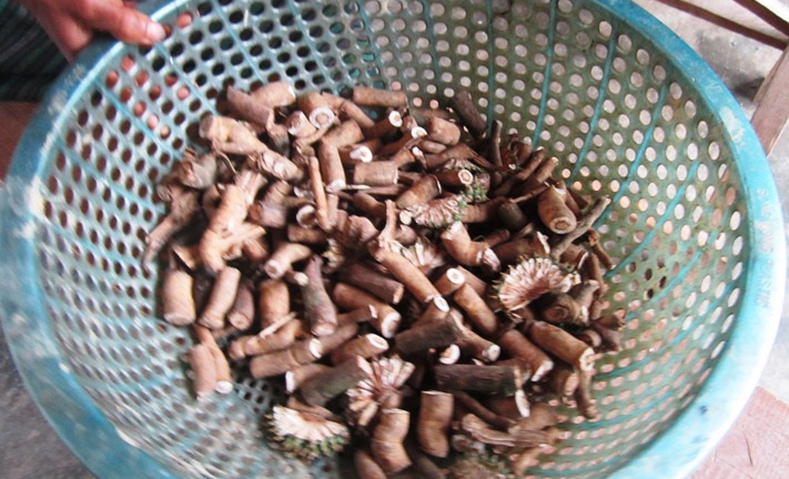 Kỳ lạ tục phụ nữ sau khi sinh phải uống hơn 100 lít nước sôi sùng sục