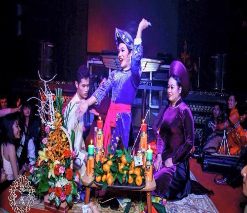 Hầu đồng tại vũ trường: Cố tình gây sốc để thu hút “dân chơi”?