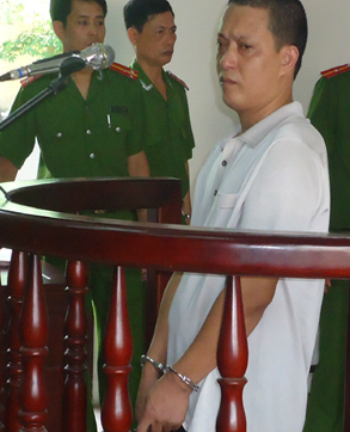 Dùng kéo đâm chết người vì ... nhìn vào nhà mình