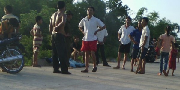 Trộm chó bỏ lại hai xe máy để thoát thân, bị dân đốt cháy