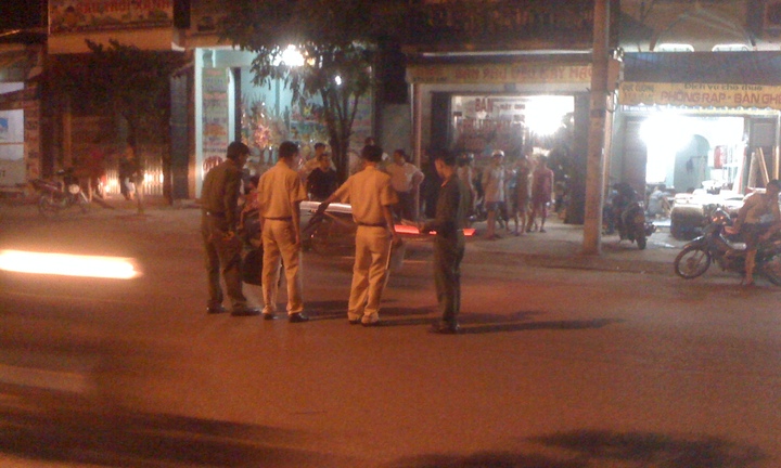 Xe Lexus bỏ trốn sau khi đâm ba mẹ con nguy kịch