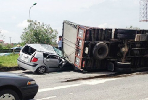 Tai nạn kinh hoàng, xe tải đè bẹp dúm ôtô 4 chỗ