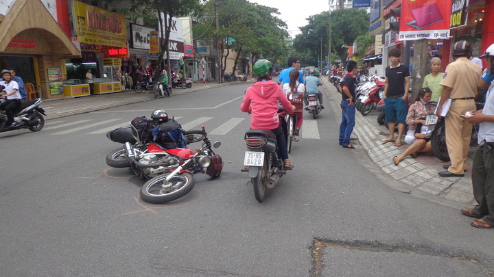 Ông Tây đi xe biển xanh gây tại nạn, 1 phụ nữ đi cấp cứu