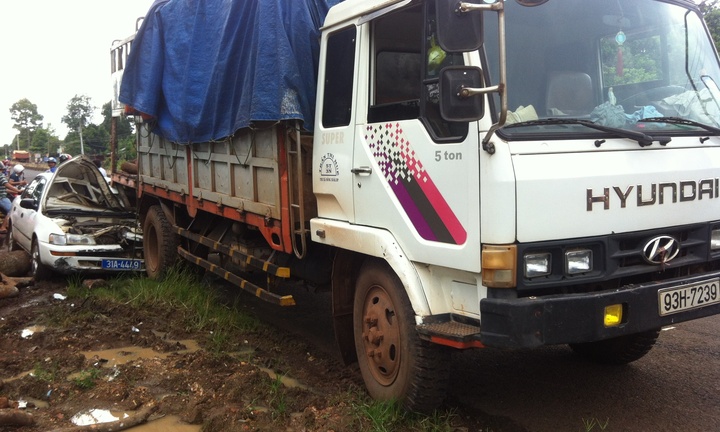 Bình Phước: Xe biển xanh nát đầu vì đâm ô tô đậu ven đường