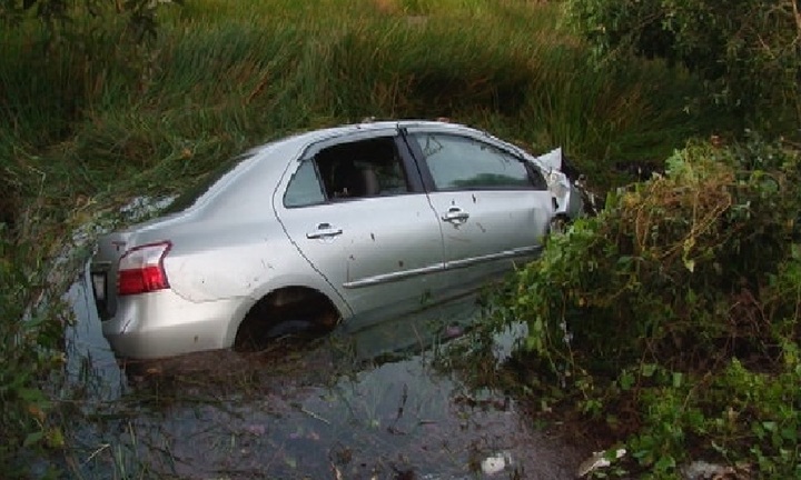 Nghẹn lòng cảnh bé 10 tuổi dâng cơm bên bàn thờ ba mẹ 