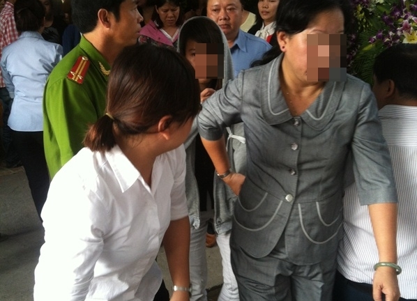 Nữ sinh lớp 6 tử vong: Cô giáo nức nở bên di ảnh học trò