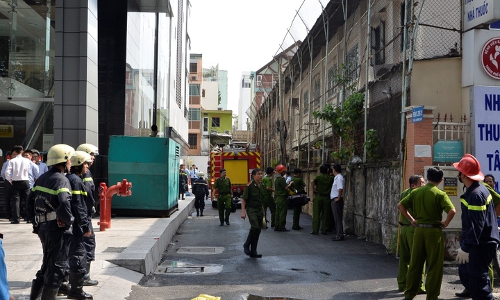 TP.HCM: Cháy tầng hầm cao ốc, hàng trăm người tháo chạy