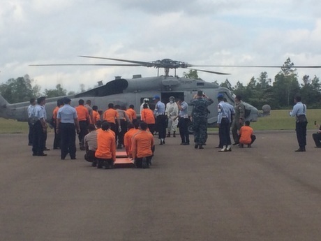 Vụ máy bay QZ8501: Thời tiết xấu vẫn cản trở việc trục vớt thi thể