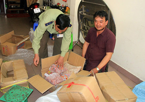 Thu giữ gần 4 tạ mứt tết Trung Quốc giả đặc sản Đà Lạt