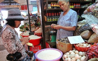 Giá xăng dầu giảm mạnh, giá thực phẩm vẫn rục rịch tăng