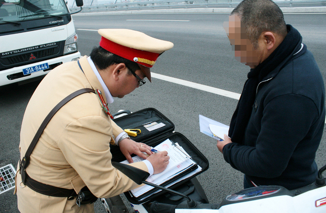 Một tài xế bị phạt vì đỗ xe, ngủ trên cầu Nhật Tân
