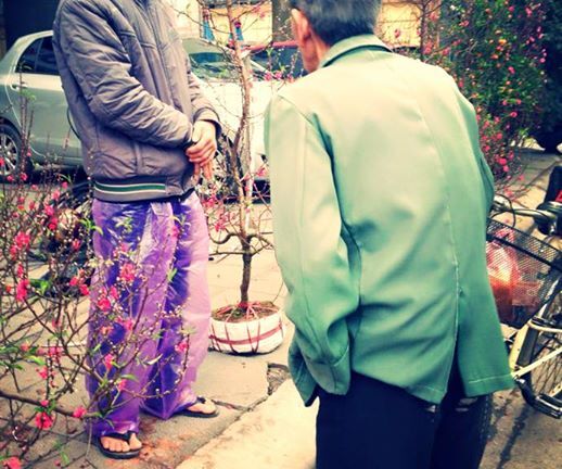 Câu chuyện mua hoa đào chiều cuối năm gây xúc động cư dân mạng