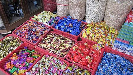 Làm thế nào để tránh mua phải bánh kẹo Tết nhái, giả tràn lan?