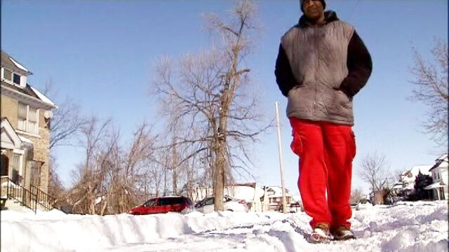 Người đàn ông đi bộ 10 năm đã có được xe hơi mới