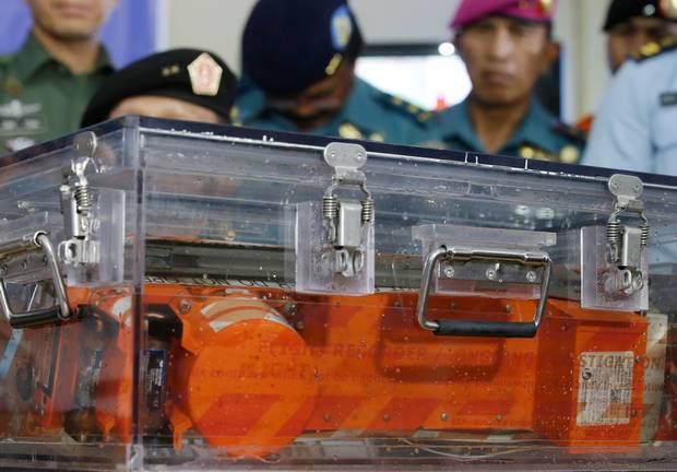 Vì sao hộp đen máy bay QZ8501 cần được ngâm trong nước ngọt?