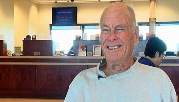 Cụ ông mang 81.600 đồng tiền xu nặng 225kg đi gửi tiết kiệm