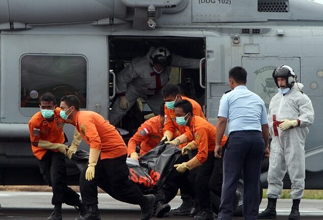 AirAsia QZ8501: Đã vớt được 34 thi thể nạn nhân, tìm thấy mảnh vỡ thứ 5